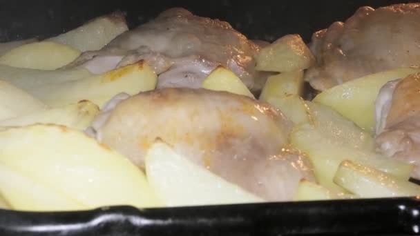 有鸡腿的土豆在烤箱里烹调 煮一盘典型的土豆和鸡肉 时间过得真慢 — 图库视频影像