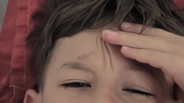 Portrét Smutného Chlapce Škrábancem Boulí Čele — Stock video