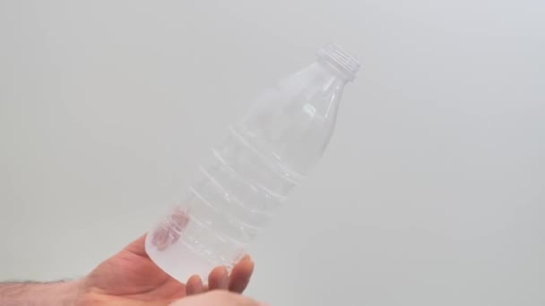 Χέρια Συστροφή Μπουκάλι Τσαλακωμένο Πλαστικό Μειώσει Έννοια Πιάσε Χέρια Συνθλίβονται — Αρχείο Βίντεο