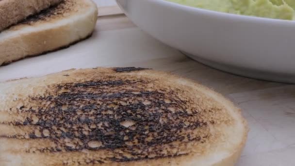 Розтягування Авокадо Шматочку Підсмаженого Хліба — стокове відео