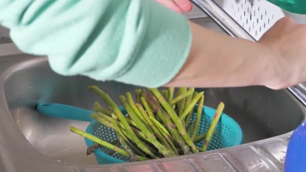 女人们在厨房的水池里洗芦笋 — 图库视频影像
