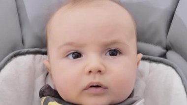 3 aylık bebek, yakın çekim yüzü. 3 aylık bir bebeğin ciddi bir görüntüsü..