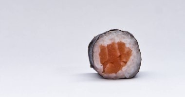 Suşi rulosu beyaz arkaplanda izole edildi