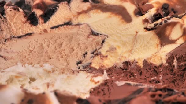 把相机移开 香草冰淇淋用勺子从容器里捞出来 — 图库视频影像