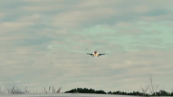 Επαγγελματικό Βίντεο Ενός Αεροπλάνου Που Πετάει Από Πάνω Αεροπλάνο Προσγειωθεί — Αρχείο Βίντεο