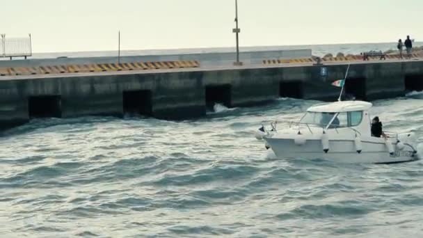 Liten Vit Båt Seglar Genom Vattenkanalen — Stockvideo