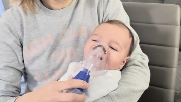 Het Kind Ademt Een Zuurstofmasker Inhalatie Bij Een Pasgeborene — Stockvideo