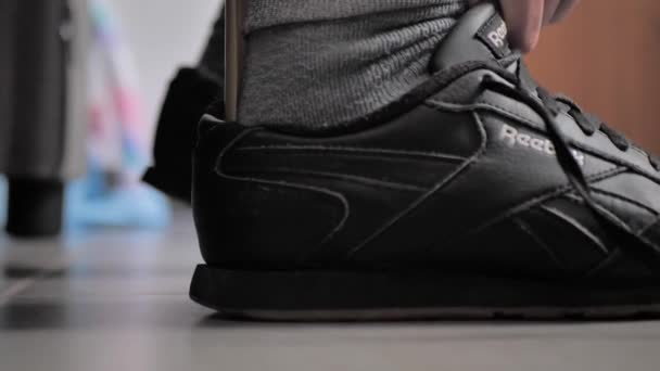 Roma Italia Abril 2023 Adolescente Usa Zapatillas Negras — Vídeos de Stock
