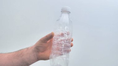 Beyaz arka planda izole edilmiş el ele tutuşan şişe kırpma yolunu da içeriyor