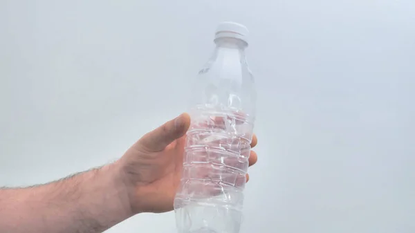 白色背景下隔离的手持瓶包括剪切路径 — 图库照片