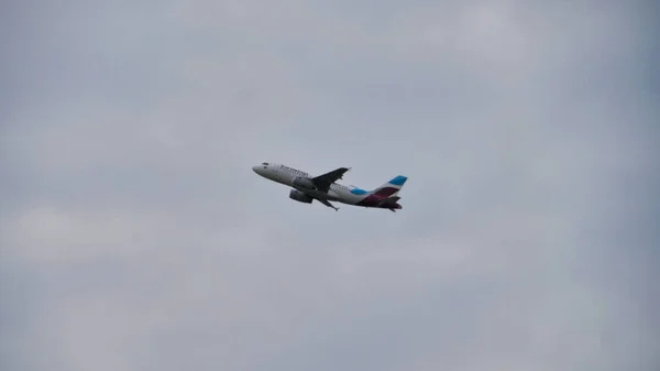 Vita Passagerarflygplan Flyger Himlen Fantastiska Moln Bakgrunden Resor Med Flyg — Stockfoto