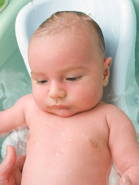 Lindo Pequeño Bebé Lavándose Baño Acostado Una Diapositiva Especial Para — Foto de Stock