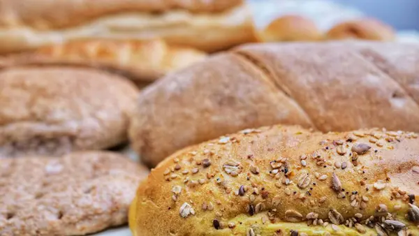 Brot Und Backwaren Isoliert Auf Weiß Verschiedene Brotsorten Sesambrötchen Baguette — Stockfoto