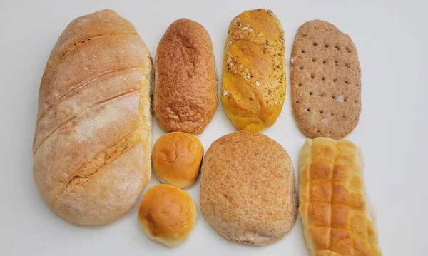 Brood Bakkerijproducten Wit Wordt Geïsoleerd Verschillende Soorten Brood Sesam Broodje — Stockfoto