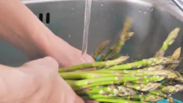 Mujer Lava Verduras Fregadero Casa Mujer Espárragos Limpios — Vídeos de Stock