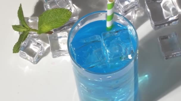 Blauwe Cocktail Met Een Rietje Ijsblokjes Munt — Stockvideo