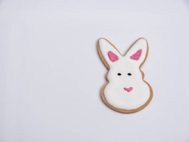 Beyaz arka planda izole edilmiş, tavşan şeklinde jöleli kurabiyeler. Paskalya dekorasyonu