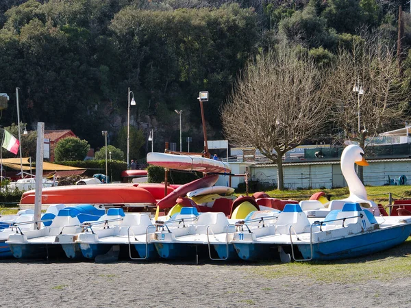 Día Soleado Los Coloridos Catamaranes Alquiler Para Explorar Río Amarrado — Foto de Stock