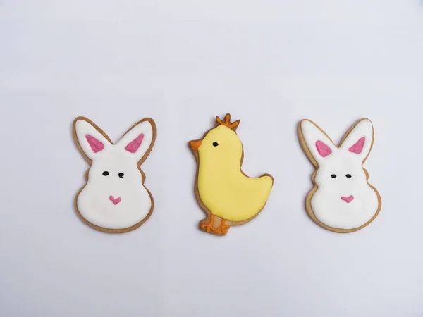 Пасхальные Печенья Форме Яйца Изолированы Белом Фоне Печенье Цыпочкой Кроликом — стоковое фото