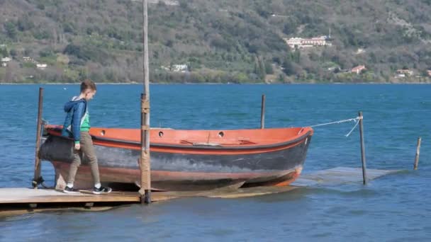 Perahu Ditambatkan Dermaga Kota Lembut Bergoyang Pada Gelombang Seorang Anak — Stok Video