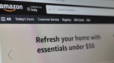 Roma, İtalya, 31 Aralık. 2022 yılı. Motorize hareket eden Amazon logosu web sitesinde