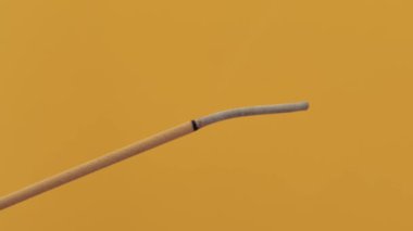 Sarı arka planda yanan tütsü çubukları. Tütsü çubuğu ve tütsüden çıkan duman.