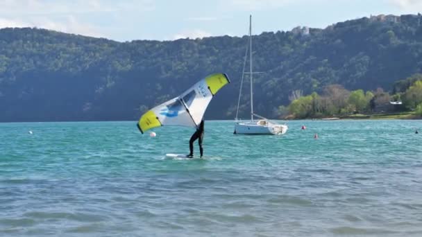 Windsurfista Desliza Através Lago Montanha Esporte Extremo — Vídeo de Stock
