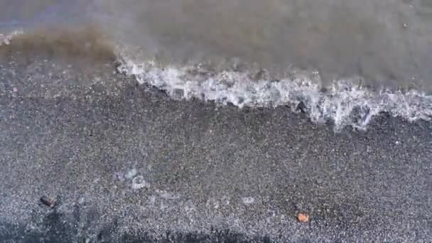 Onde Altezza Schiantano Contro Una Spiaggia Con Sabbia Tramonto — Video Stock
