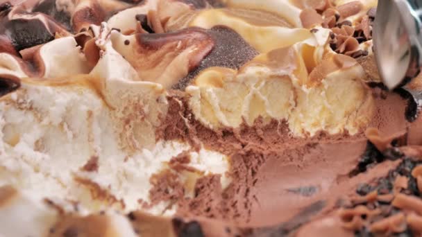 慢动作关闭冰淇淋巧克力块用勺子从容器中捞出的食物概念 — 图库视频影像