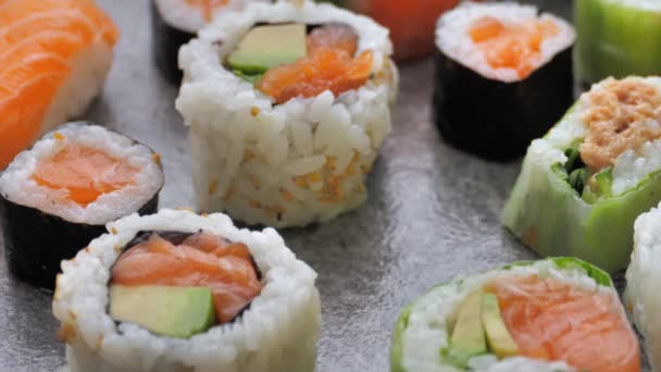 Mão Segurar Pauzinhos Com Rolo Sushi Filadélfia Rolar Sushi Set — Vídeo de Stock