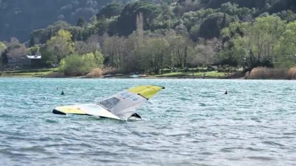 Windsurfer Ślizga Się Jeziorze Górskim Sporty Ekstremalne — Wideo stockowe