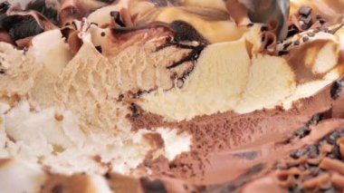 Yavaş çekim. Dondurma kalıbını kapat. Kaşık ve yiyecek konseptiyle konteynırdan çıkarıldı.