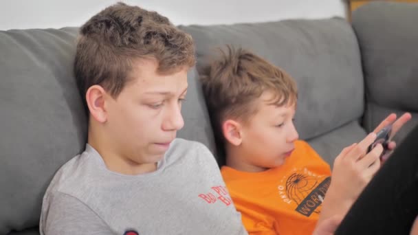 Παιδιά Smartphones Στο Σπίτι Δύο Αγόρια Περνούν Χρόνο Στο Κοινωνικό — Αρχείο Βίντεο