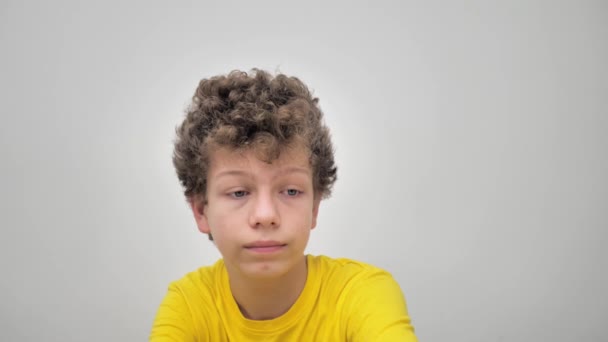 Портрет Молодого Человека Вьющимися Волосами Дурачащегося Перед Камерой Концепция Образа — стоковое видео