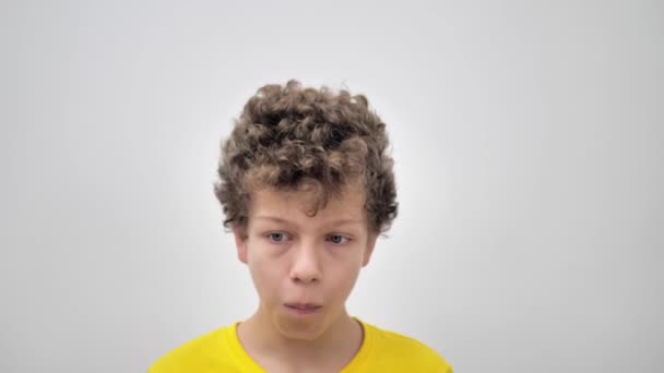 一个留着卷发 喝可可 吃羊角面包的年轻人的肖像 人的生活方式概念 — 图库视频影像