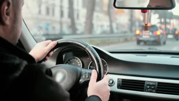 Yolculuk Araba Yolculuğu Konsepti Araba Sürücüsü Dikiz Aynasından Bir Adam — Stok video