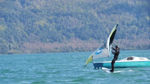 Windsurfer Desliza Por Lago Montaña Deporte Extremo — Vídeo de stock
