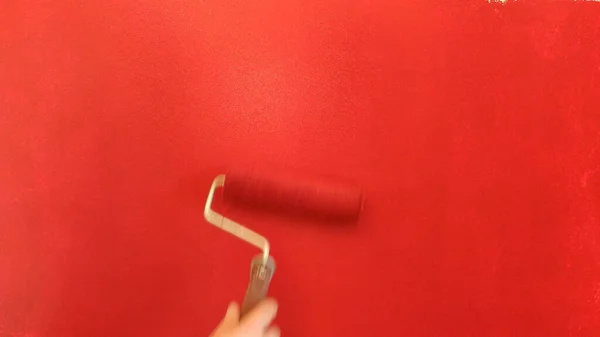 Peindre Mur Une Main Mans Peint Mur Rouge Avec Rouleau — Photo