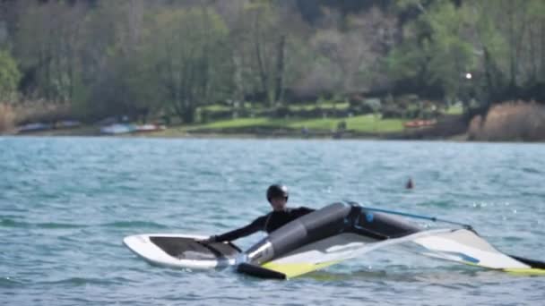 스포츠 호수를 횡단하는 글라이더 — 비디오