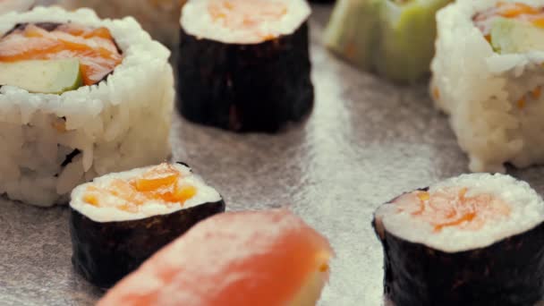 Tenez Les Baguettes Avec Rouleau Sushi Philadelphie Rouler Dans Les — Video