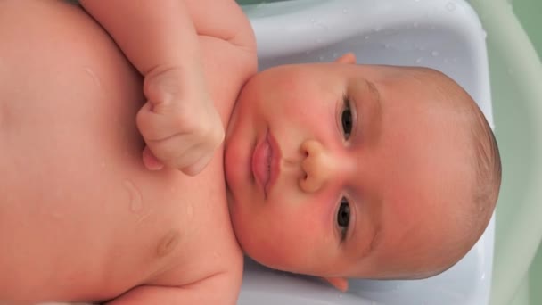 Bir Anne Iki Aylık Oğlunu Bebek Banyosunda Yıkıyor Yeni Doğmuş — Stok video