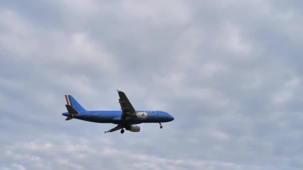 アプローチ上の航空機 オーバーヘッドは 空港に到着し 飛行機の飛行 航空旅行 — ストック動画