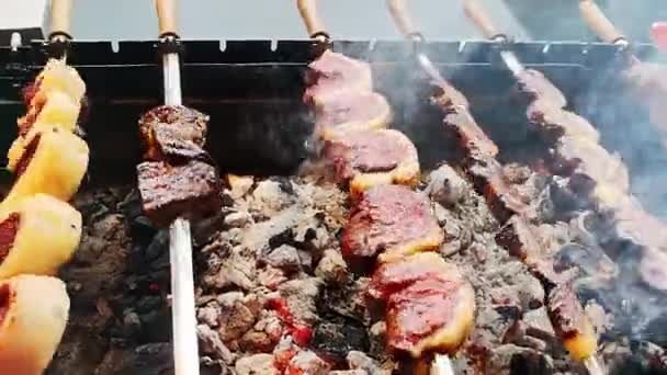 バーベキューグリル屋外でShashlikケバブを焼く 煙の中で串焼きにジューシーな肉ケバブを準備 バーベキューだ 屋外でグリル ピクニックタイム — ストック動画