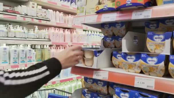 이탈리아 2022년 여자는 슈퍼마켓에서 음식을 어머니는 그녀의 아이를위한 음식을 소녀는 — 비디오