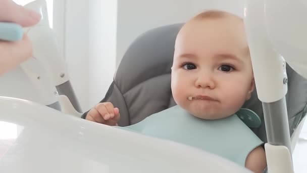Frau Füttert Kind Mit Löffel Mutter Füttert Baby Mit Püriertem — Stockvideo