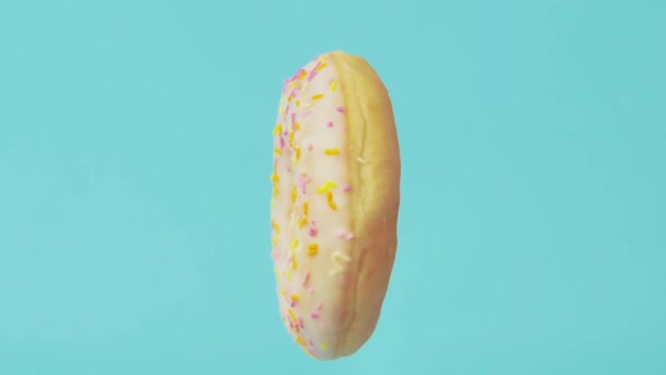 Donuts Draaien 360 Graden Een Blauwe Achtergrond — Stockvideo