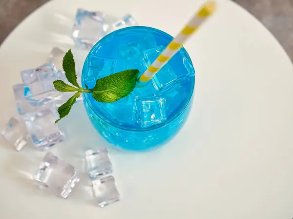 Μπλε Λεμονάδα Ένα Ποτήρι Πάγο — Φωτογραφία Αρχείου