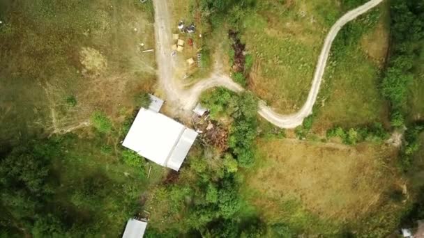 Uma Estrada Sinuosa Uma Área Montanhosa Uma Vista Drone — Vídeo de Stock
