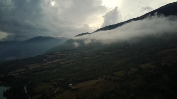 ドローンビュー イタリア湖の近くの山の雲 アブルッツォ — ストック動画