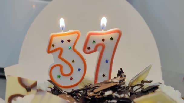 Nummer Happy Birthday Cake Med Brennende Stearinlys Topper – stockvideo